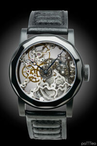 P06-2019_1211-PY_07-BlackWhiteCenter